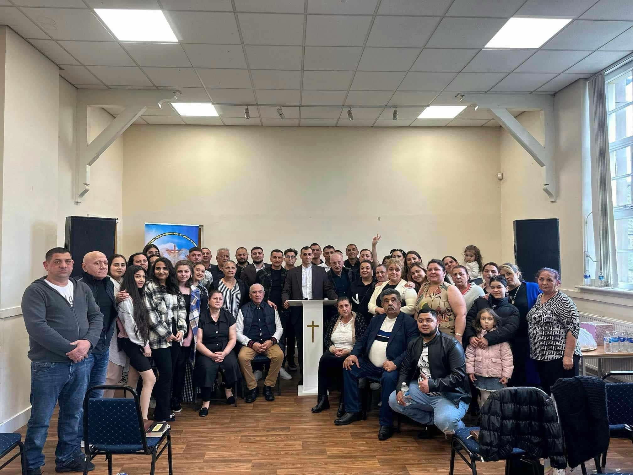 Ромська громада Ужгорода — близько п'ятдесяти людей трьох поколінь у ромській церкві п'ятидесятників