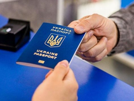 Паспорт громадянина України передають з рук у руки через стійку — відновлення документів