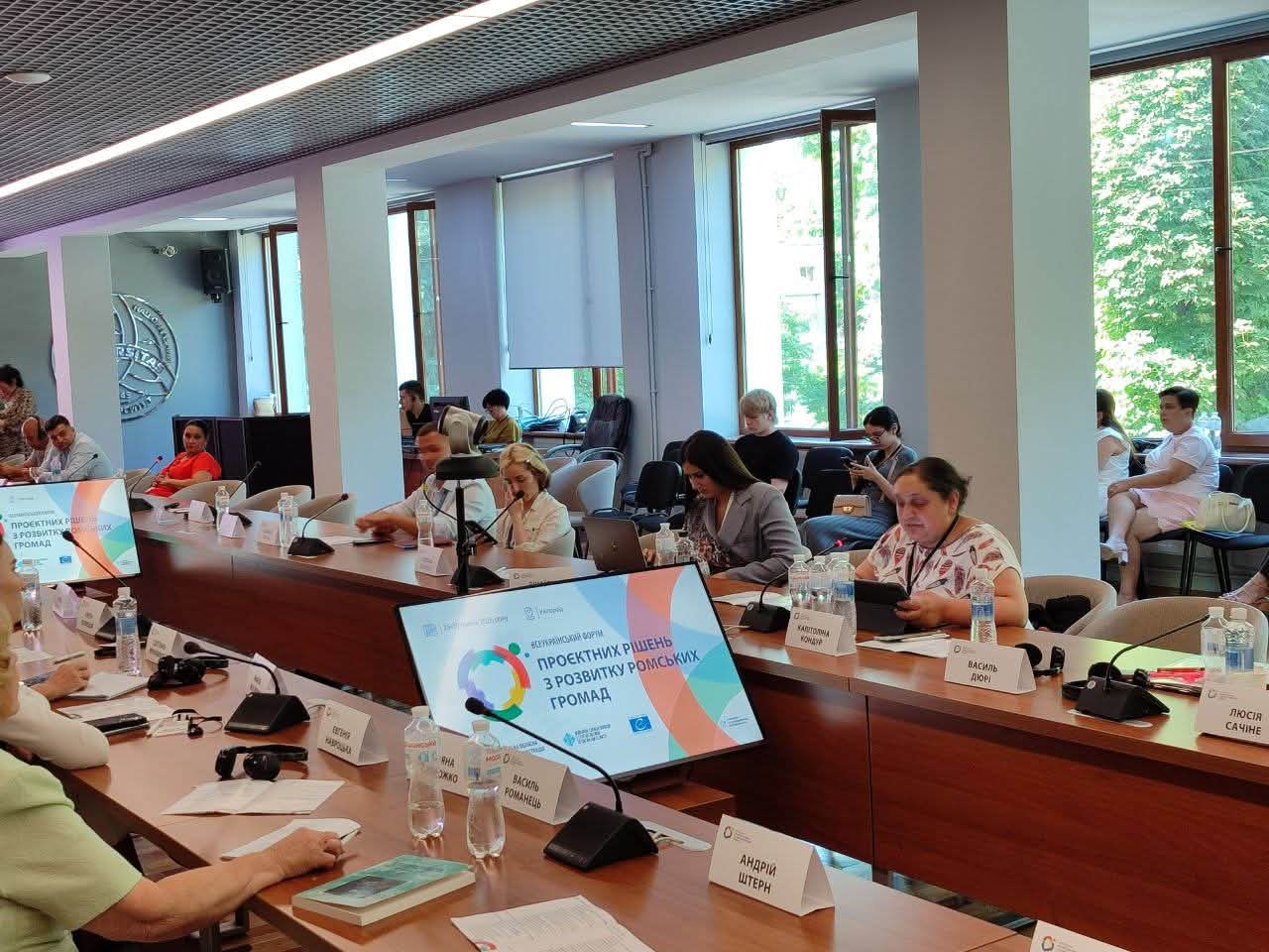 Сесія Всеукраїнського форуму проєктних рішень з розвитку ромських громад в Ужгороді, на столах іменні таблички учасників