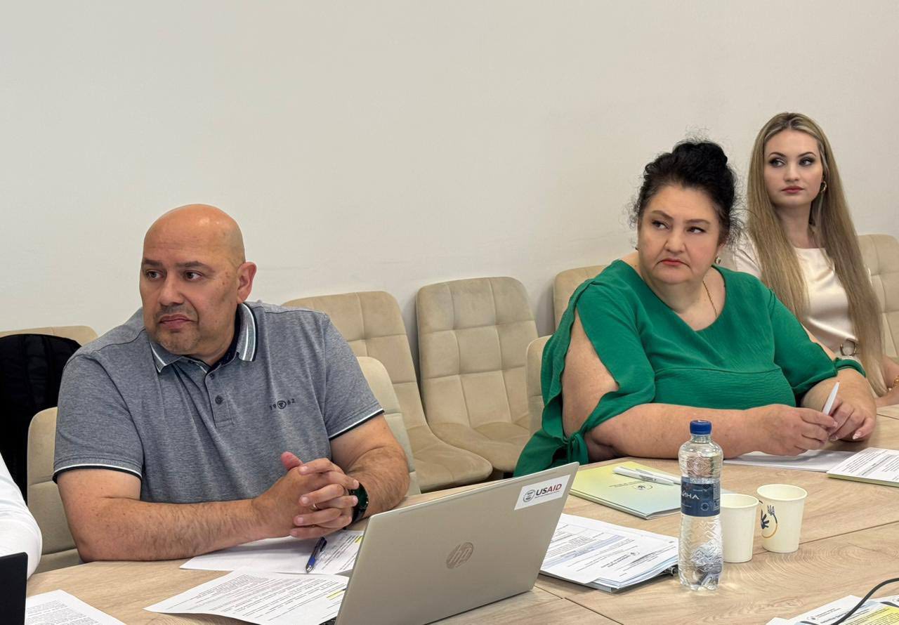 Учасники робочої зустрічі фонду «Чіріклі» щодо підготовки опитування ромських громад