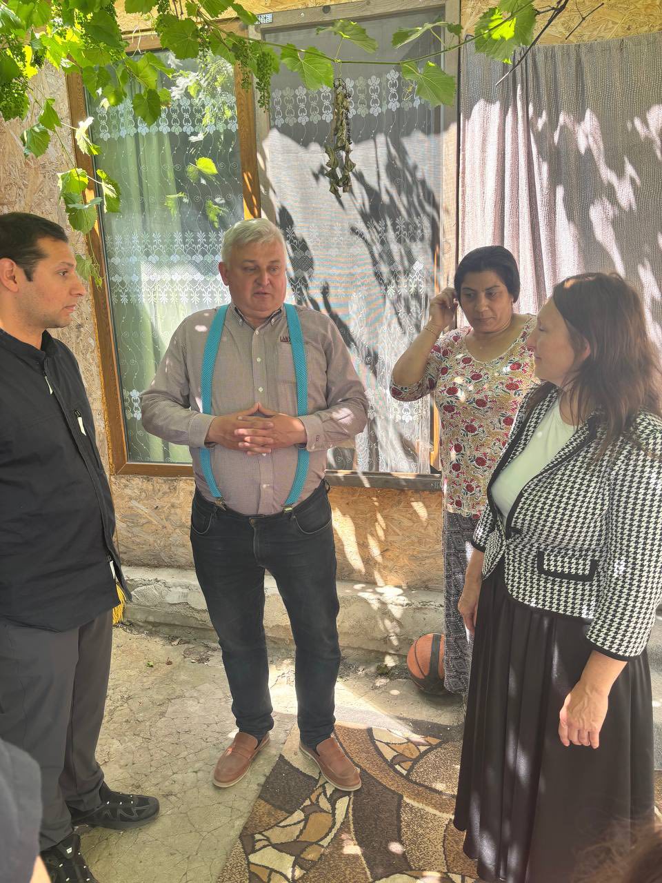 Представники фонду «Чіріклі» розмовляють із жінкою у дворі ромської родини під час виїзду в громаду